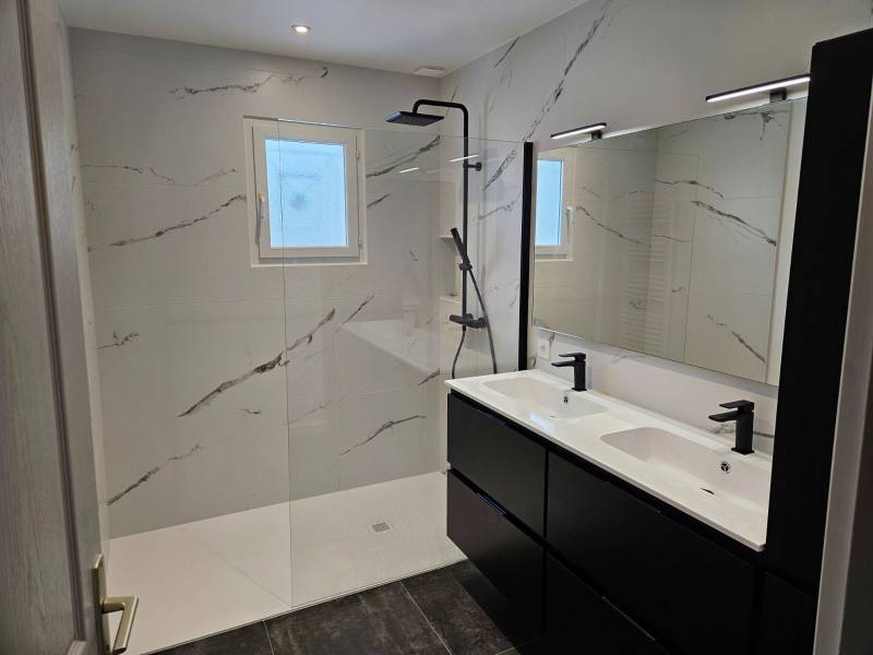 Rénovation d'une salle de bains en carrelage effet marbre à Tresses