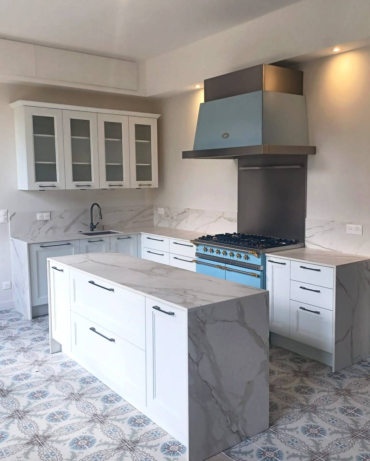 Où trouver un showroom de cuisines modernes avec façades en verre et îlot central sur mesure dans le secteur de Créon ?