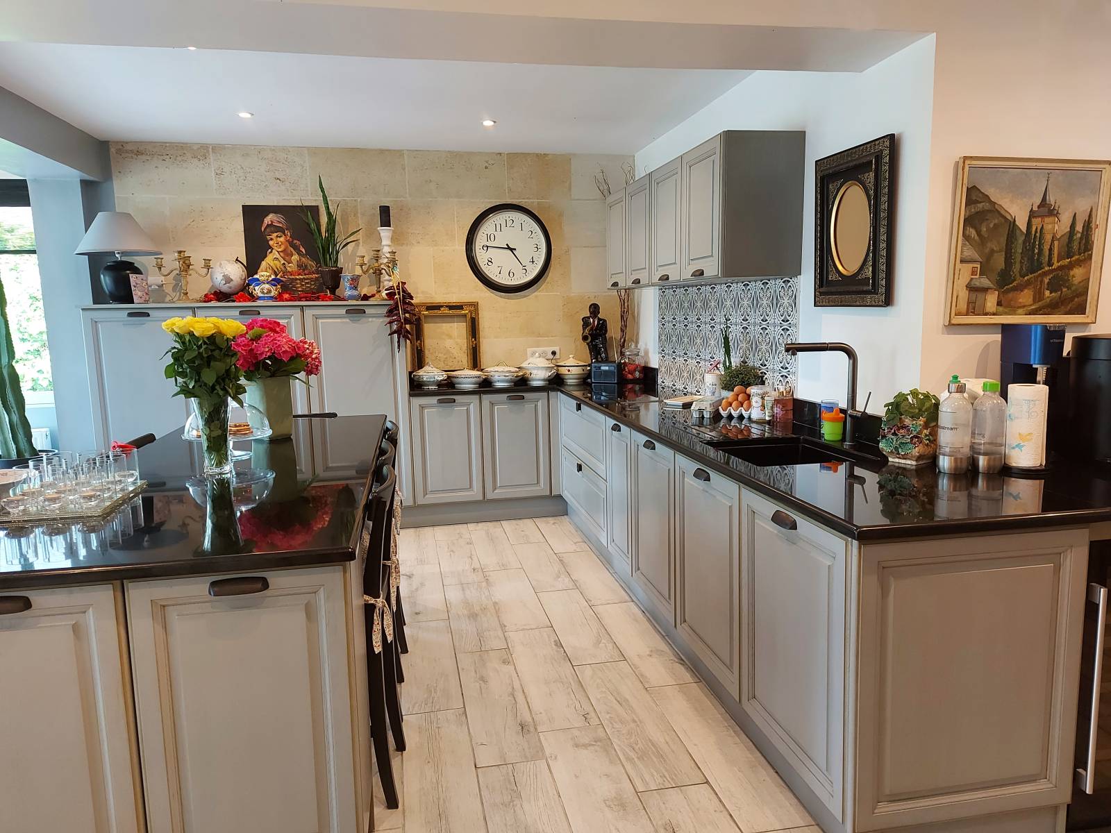 Réalisation d'une cuisine classique avec plan de travail en granit à BORDEAUX CAUDERAN, proche de Bruges