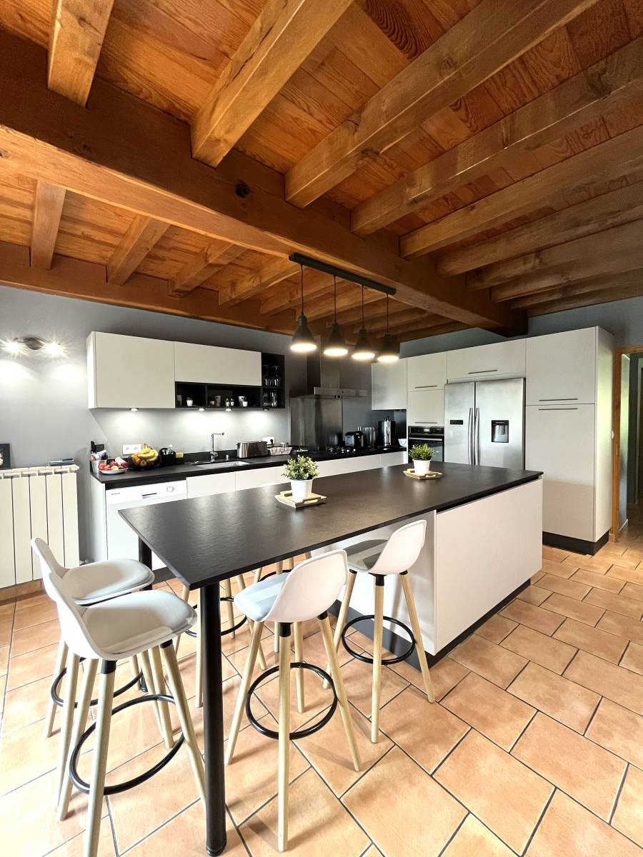 Rénovation d'une cuisine avec plan de travail céramique au cœur de TARGON proche de Libourne