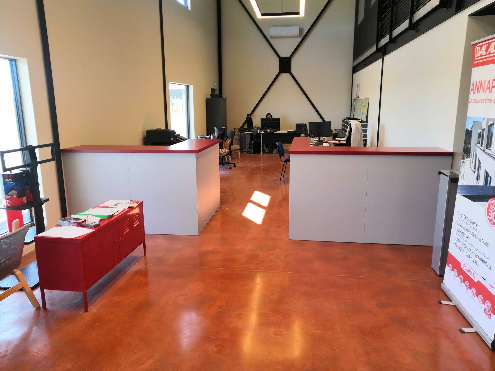 Agencement de bureaux d'accueil et borne personnalisée pour une entreprise a La Sauve 