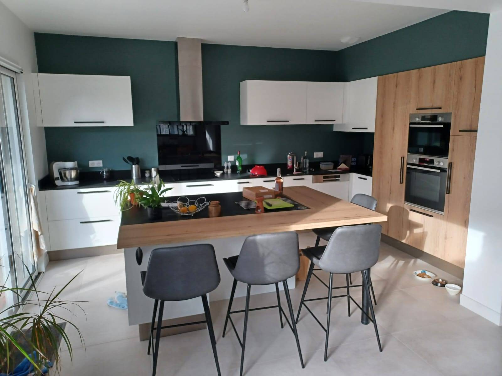 Cuisine moderne bicolore sur Le Pout, près de St Germain du Puch 