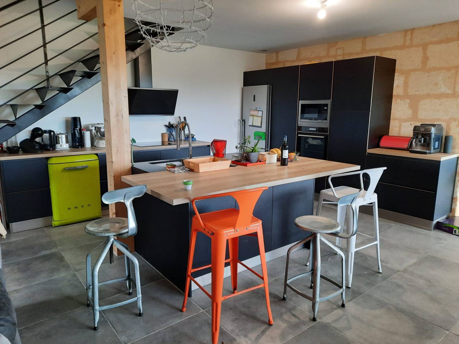 Cuisine moderne très atypique dans pièce ouverte sur La Sauve, dans l’Entre-Deux-Mers