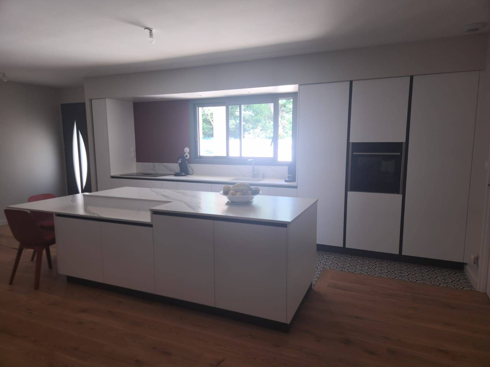 Cuisine moderne en blanc avec marbre, lumineuse à Sadirac près de Bonnetan