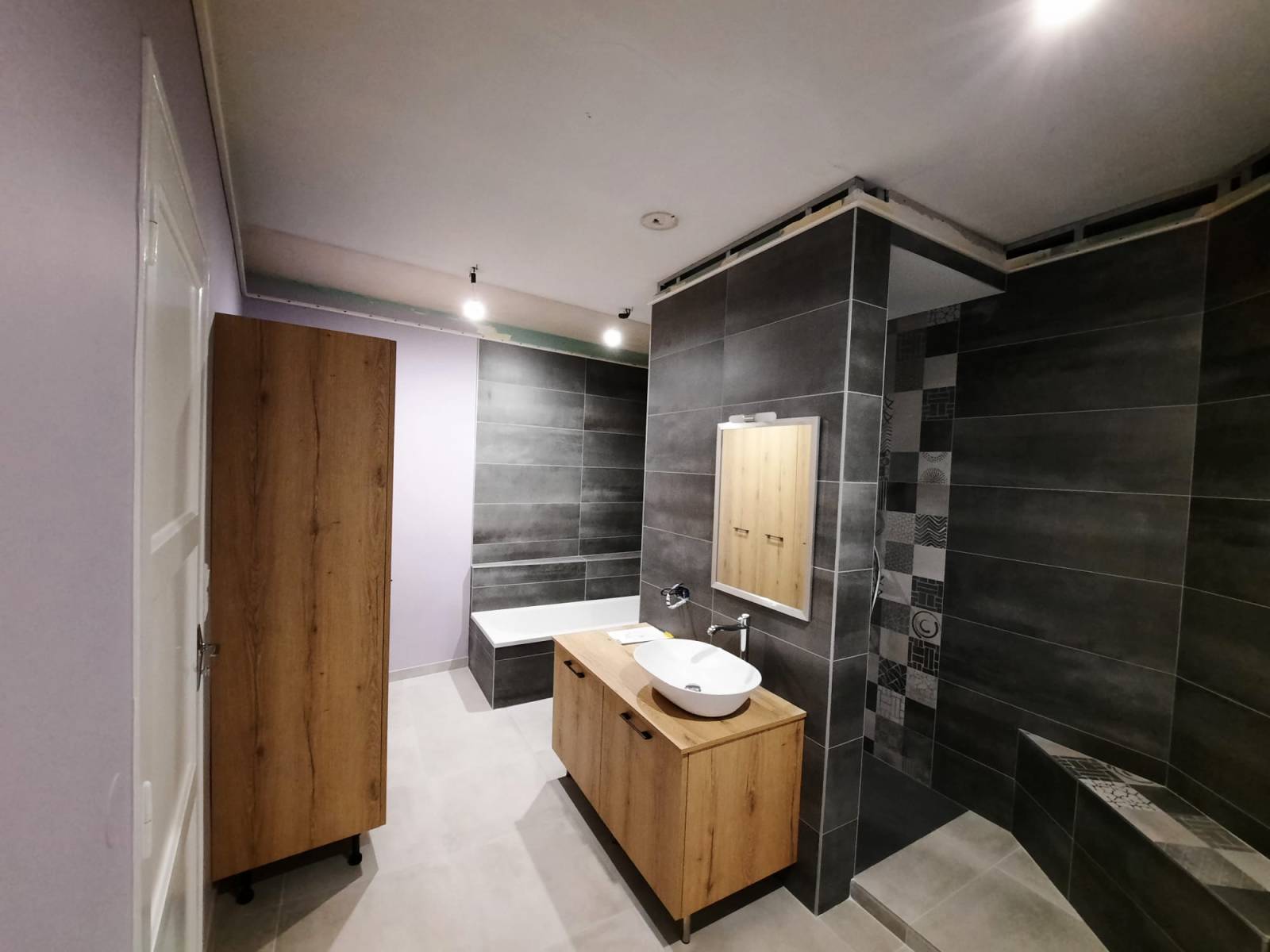 Rénovation complète d’une salle de bains moderne et épurée à Sauveterre-de-Guyenne, près de Branne