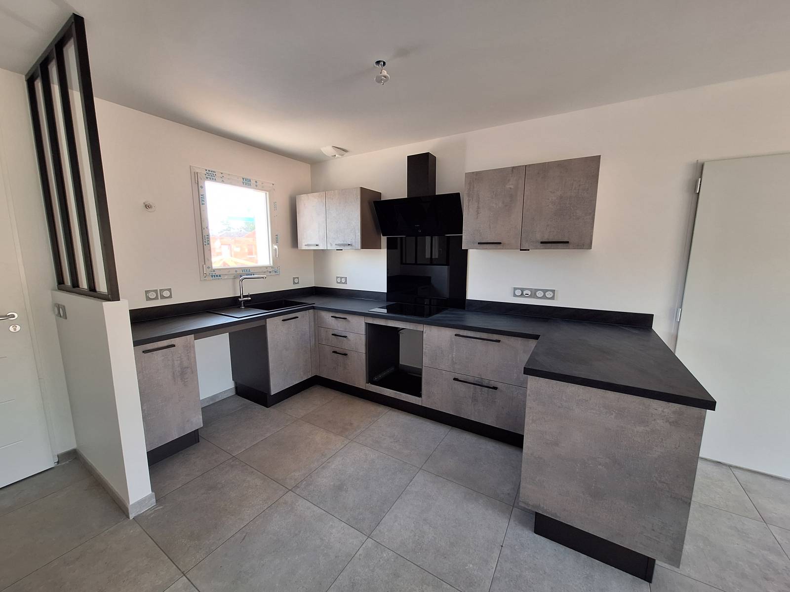 Réalisation d'une Cuisine '50 nuances de gris' dans une maison neuve sur Bellebat, proche de Targon