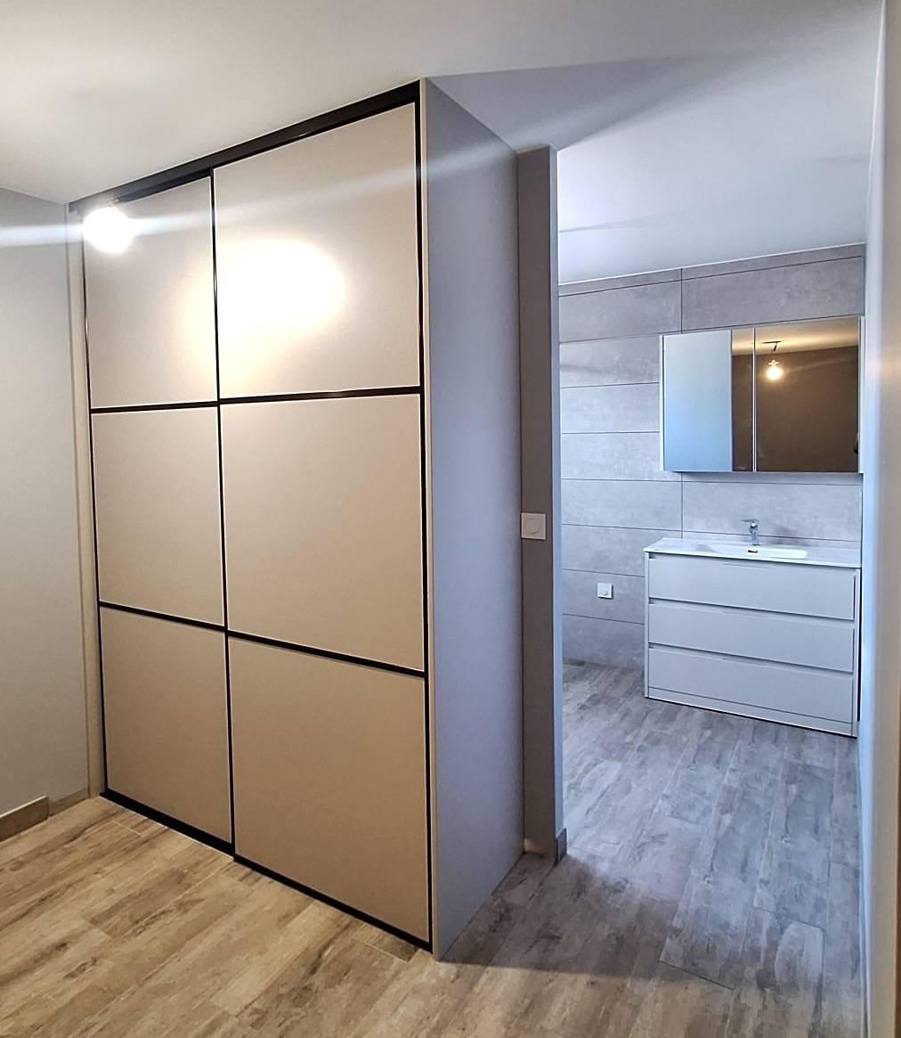 Agencement sur mesure de placards d’entrée et de rangements dans les chambres à St Caprais de bordeaux  prés de Bordeaux