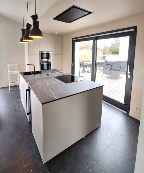 Agencement d'une cuisine moderne à Saint-Germain-du-Puch, près de Libourne.