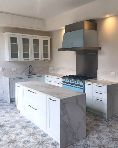 Où trouver un showroom de cuisines modernes avec façades en verre et îlot central sur mesure dans le secteur de Créon ?