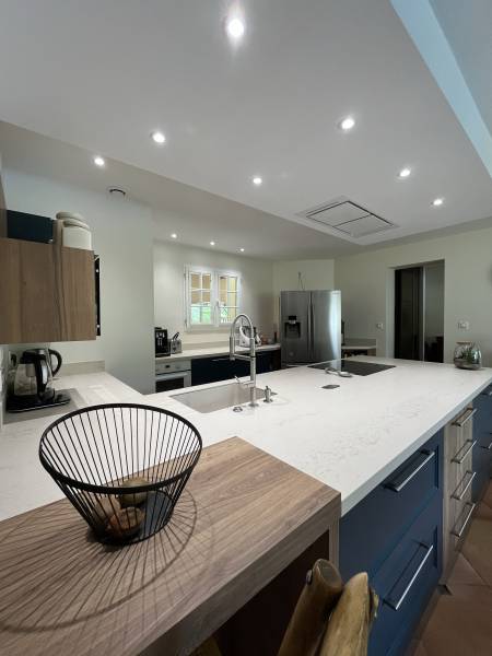 Quel est le meilleur cuisiniste pour un projet de rénovation complète avec pose de cuisine haut de gamme et îlot dînatoire sur la commune de Cénac ?