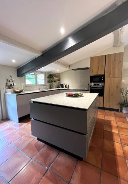 Réalisation d'une cuisine moderne avec plan de travail en dekton à Libourne