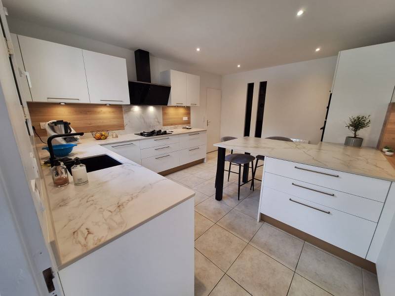 Rénovation complète d’une cuisine moderne avec du bois, du blanc et du marbre à Martillac