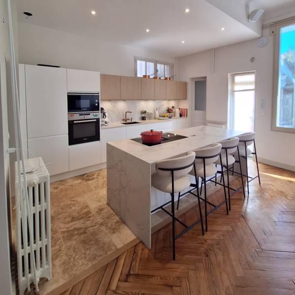 Rénovation complète d’une cuisine au Bouscat : L’alliance du travertin et du Dekton