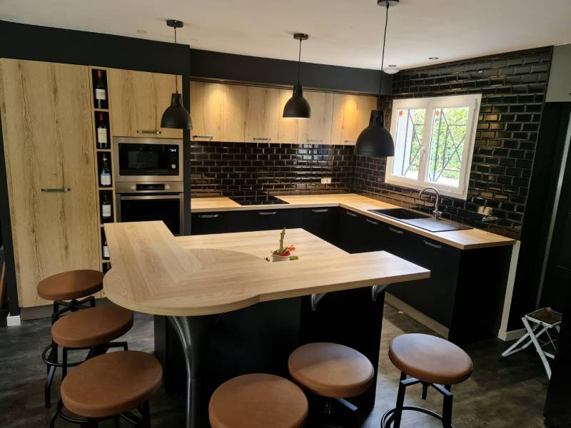 Conception 3D et pose de cuisine noire et bois style contemporain avec crédence personnalisée par un artisan expert à Tresses ou Pompignac.