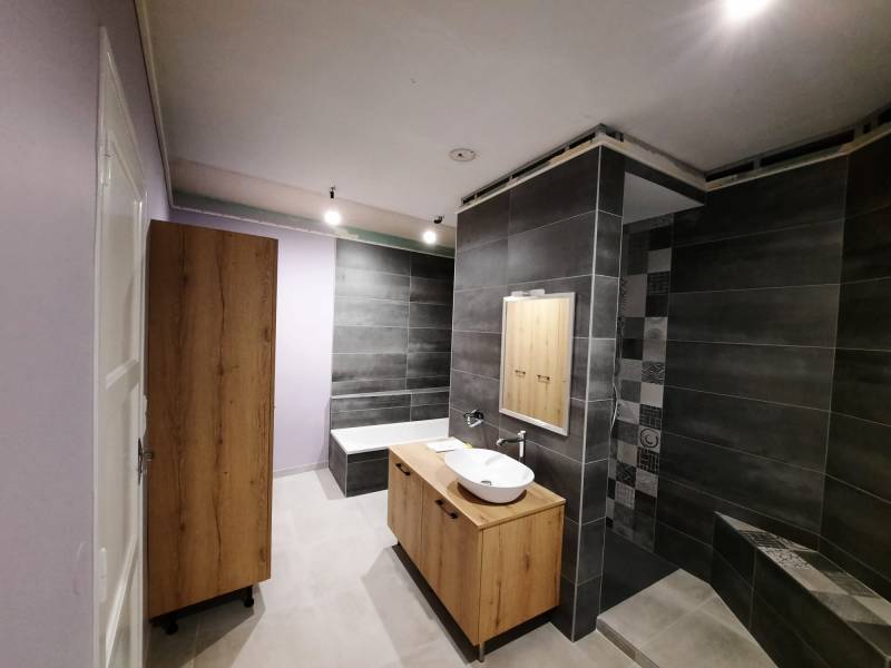 Rénovation complète d’une salle de bains moderne et épurée à Sauveterre-de-Guyenne, près de Branne