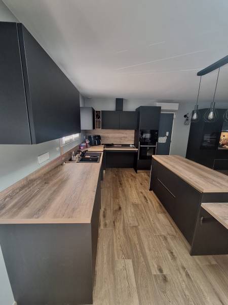 Conception d'une cuisine adaptée pour client en fauteuil roulant à Créon en Gironde.