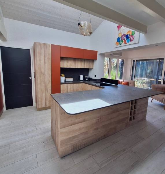 Projet décoratif complet d'une cuisine moderne et coloré, à Soustons dans les Landes