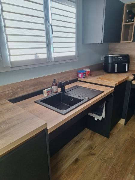 Conception d'une cuisine adaptée pour client en fauteuil roulant à Créon en Gironde.