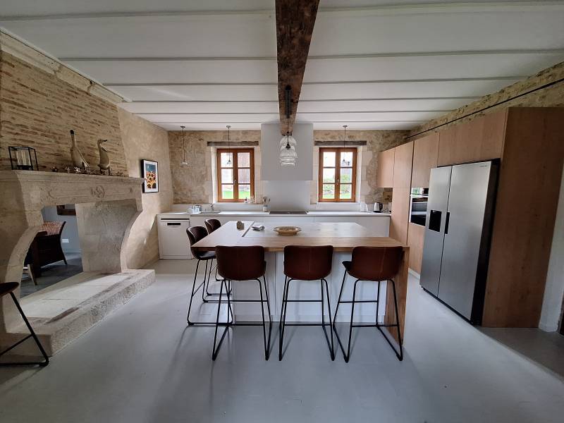 Réalisation d'une cuisine 'Cottage chic' dans cette belle longère rénovée, près de Sauveterre de Guyenne