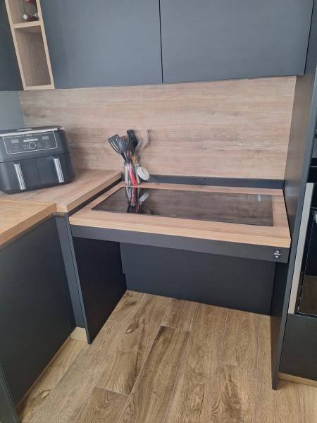 Conception d'une cuisine adaptée pour client en fauteuil roulant à Créon en Gironde.