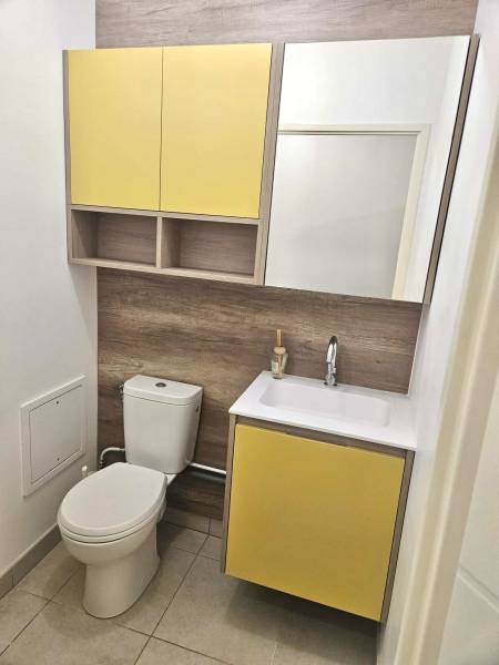 Rangement et décoration d'un toilette d'appartement a La Teste, près d'Arcachon
