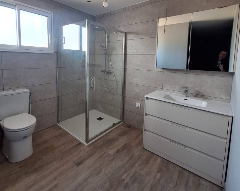 Agencement complet intérieur et salle de bains à Saint-Caprais-de-Bordeaux