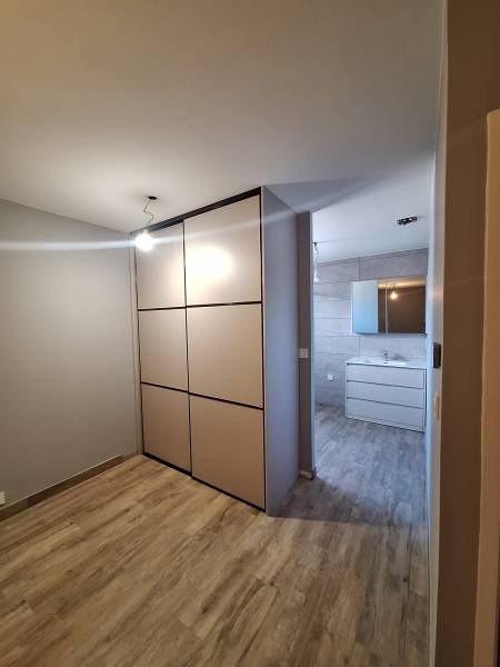 Agencement complet intérieur et salle de bains à Saint-Caprais-de-Bordeaux
