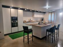 Faire installer une cuisine moderne avec îlot central par un agenceur indépendant à Libourne pour transformer votre espace de vie avec élégance.