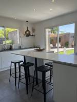 Rénover une cuisine ouverte avec effet marbre à Carignan de Bordeaux en confiant la coordination du chantier à un prestataire aménagement expérimenté.