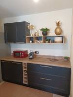 Concevoir une cuisine bois et noir contemporaine à Saint Germain du Puch avec l'aide d'un artisan pour harmoniser parfaitement vos matériaux naturels.